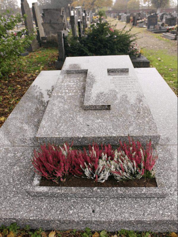 Tombe nettoyée, désherbée et fleurie après l'intervention de La Conciergerie de Véro